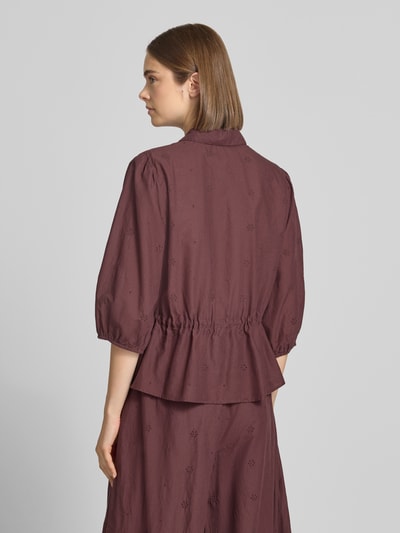 Frauenmodel trägt Regular Fit Kurzarmbluse aus reiner Baumwolle von Marc O'Polo DENIM in dunklem Bordeaux, strukturierte Textur, Ganzkörperansicht Rückansicht.