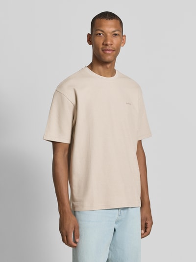 Männermodel trägt Regular Fit T-Shirt aus reiner Baumwolle Modell 'Te_Rib' von BOSS im Kontext BOSS Orange, Ganzkörperansicht von vorne