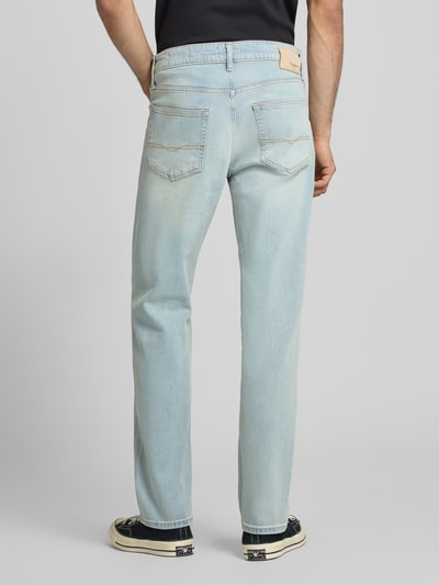 Männermodel trägt Regular Fit Straight Jeans aus Baumwoll-Lyocell-Mix Modell 'CASH' von Pepe Jeans, Denim-Optik, Ganzkörperansicht Rückansicht.