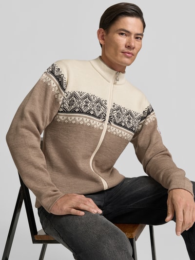 Mężczyznamodel nosi kurtkę wełnianą Regular Fit Model 'Moritz' od Dale of Norway w imitacji dzianiny, beż i krem, stójka, zamek błyskawiczny, długość tyłu w rozmiarze M: 71 cm, długość rękawów w rozmiarze M: 63 cm, imitacja dzianiny, widok na górną część ciała z przodu