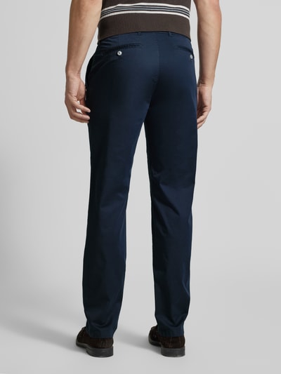 Männermodel trägt granatowe spodnie materiałowe Straight Fit Stoffhose mit Lyocell-Anteil Modell 'Everest' von BRAX, mieszanka bawełny i lyocellu, kieszenie wpuszczane i z tyłu, zapięcie na guzik i zamek błyskawiczny, szerokość w rozmiarze 50: 46 cm, długość wewnętrzna nogawki: 82 cm, widok całej sylwetki z tyłu