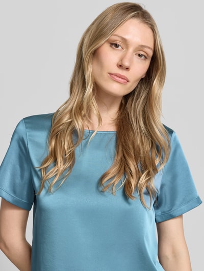 Frauenmodel trägt Regular fit T-Shirt aus Satin Modell 'GILBERT' von Weekend Max Mara in Optik: Unifarben, Rundhals-Ausschnitt, Kurzarm, aus Material-Mix mit Viskose-Anteil und Lyocell-Anteil; glänzende glatte Textur in zartem Hellblau, Nahaufnahme Oberkörper.
