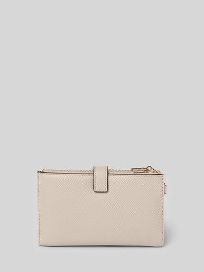 Produktfoto, Portemonnaie in Leder-Optik Modell 'Laurel' von Guess z jasnego beżu, z fakturą, z logo, główna komora na zamek, widoczne przegródki wewnątrz.