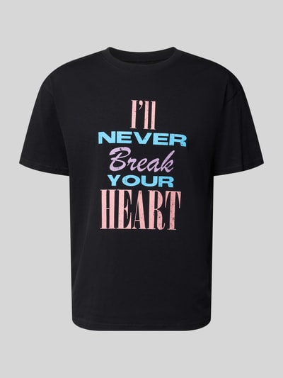 Produktfoto, schwarzes Relaxed Fit T-Shirt aus reiner Baumwolle Modell 'Backstreet Boys' von Mister Tee mit mehrfarbigem Schriftzug, Herrenmode, überschnittene Schultern, Rundhalsausschnitt, Rückenlänge 69 cm in Größe M
