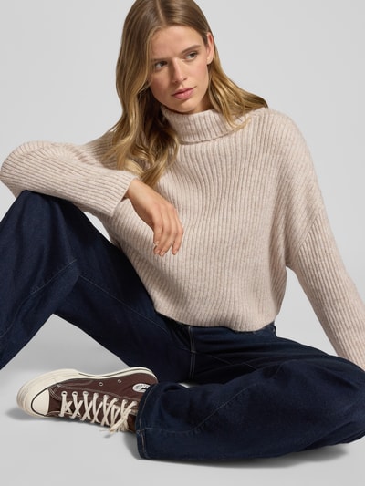 Frauenmodel trägt Relaxed Fit Rollkragenpullover mit Woll-Anteil Modell 'MELANIE' von Only, Melange-Optik, Strick, Nahaufnahme Oberkörper.