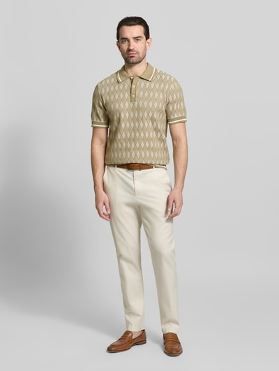 Männermodel trägt Regular Fit Poloshirt im All-over look von Jack & Jones Premium in beige, puur katoen, polokraag, knoopsluiting, heren, ganzkörperansicht von vorne.