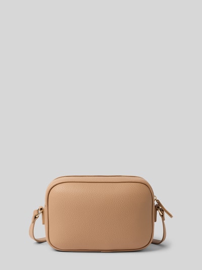 Produktfoto, Camera Bag mit Logo-Detail Modell 'Covent' von VALENTINO BAGS, beige, glatte Struktur, goldfarbener Schulterriemen, Hauptfach mit Reißverschluss, Größe 23x16x9 cm, Länge Schulterriemen 132 cm