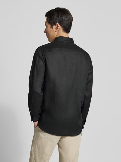 Männermodel trägt schwarzes Regular Fit Leinenhemd mit Button-Down-Kragen von Scotch & Soda, Rückenansicht, reine Leinenstruktur.