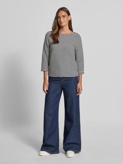 Vrouwenmodel draagt Relaxed Fit 3/4-Shirt uit katoenmix van Tom Tailor met streeppatroon, sierknopen, tunnelkoord, marine-wit, totaalbeeld van voren.