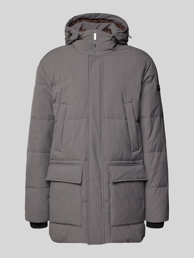 Produktfoto, Parka mit Kapuze von Bugatti w kolorze szarym, krój regular fit, stójka, wpuszczane kieszenie i kieszenie z patką, długość tyłu w rozmiarze 52: 90 cm, szerokość ramion w rozmiarze 52: 48 cm, szerokość klatki piersiowej w rozmiarze 52: 61 cm, długość rękawów w rozmiarze 52: 70 cm