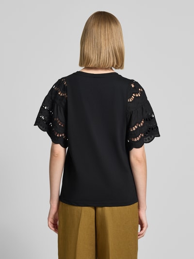 Frauenmodel trägt Damen T-Shirt mit Lochstickerei Modell 'LORAINE' von Soyaconcept aus Reine Baumwolle, Regular-Fit, Rückenlänge 59 cm, Ganzkörperansicht Rückansicht.