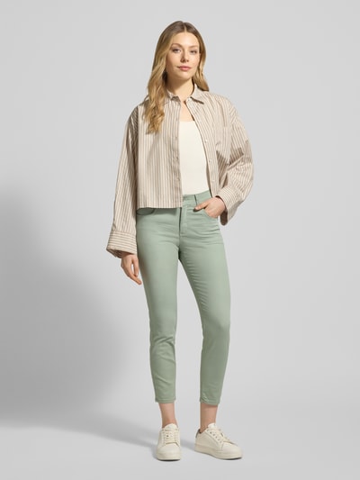 Kobiece modelka nosi Jeansy z wpuszczanymi kieszeniami Model 'Ornella' od Angels, mieszanka bawełny z dodatkiem streczu, krój slim fit, szerokość w rozmiarze 36: 40 cm, długość wewnętrzna nogawki w rozmiarze 36: 67 cm, pastelowa zieleń, gładka faktura, pełny widok z przodu.