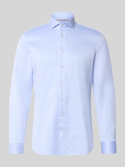 Produktfoto, hellblaues Super Slim Fit Businesshemd in Premiumqualität von Jake*s, glatte Struktur, weiße Knöpfe, neutraler Hintergrund