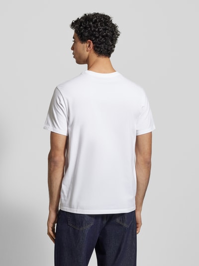 Männermodel trägt T-Shirt mit Label-Detail von Levi's®, weiße reine Baumwolle, Relaxed-Fit, gerippter Rundhalsausschnitt, Rückenlänge 70 cm, Ganzkörperansicht Rückansicht.