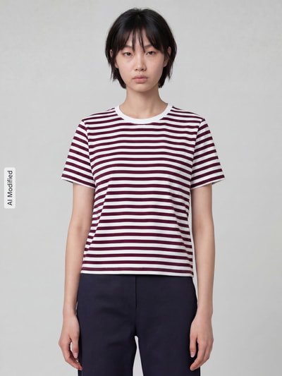 Frauenmodel trägt T-Shirt mit Rundhalsausschnitt Modell 'NORA' von VILA, gestreift, Baumwoll-Elasthan-Mix, Regular Fit, Ganzkörperansicht von vorne.