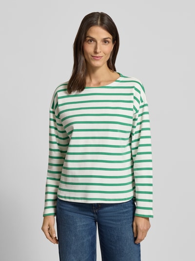 Frauenmodel trägt Longsleeve mit Rundhalsausschnitt Modell 'RAMSI' von B.Young, grün-weiß gestreift, Reine Baumwolle, Lockerer-Schnitt, Ganzkörperansicht von vorne. Rückenlänge bei Größe S: 54 cm.