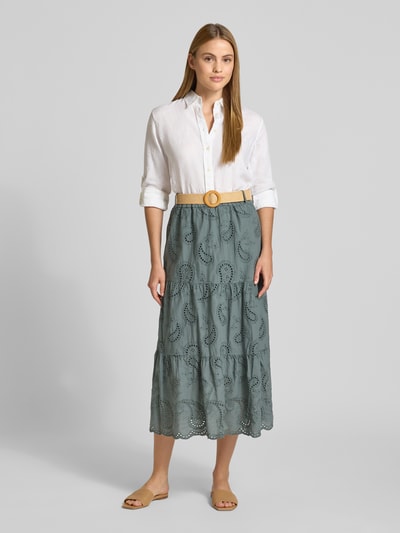 Modelka nosi biały lniany top oraz Midirock mit Lochstickerei und Gürtel Modell 'Mi44mii' od ZABAIONE, bawełna, a-linia, ażurowy wzór, pasek, szerokość w rozmiarze S: 38 cm, długość całkowita w rozmiarze S: 89 cm, widok całej sylwetki od przodu.