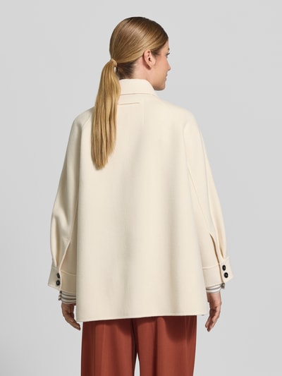 Frauenmodel trägt Relaxed Fit Kurzmantel aus reiner Schurwolle Modell 'MCOSAGGINA' von MAX&Co., unifarben, Ganzkörperansicht Rückansicht.