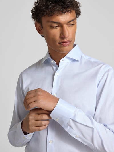 Männermodel trägt Regular Fit Businesshemd aus reiner Baumwolle Modell 'JOE' von BOSS, Optik:Allover-Muster, Nahaufnahme Oberkörper.