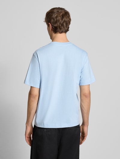 Mannelijk model draagt lichtblauw T-shirt met Label-Stitching model 'NORREBRO' van Jack & Jones in katoen, regular fit, rugaanzicht.