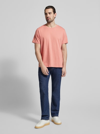 Männermodel trägt Regular Fit T-Shirt aus reiner Baumwolle Modell 'HASPEN' von SELECTED HOMME in Melange-Optik, Ganzkörperansicht von vorne.