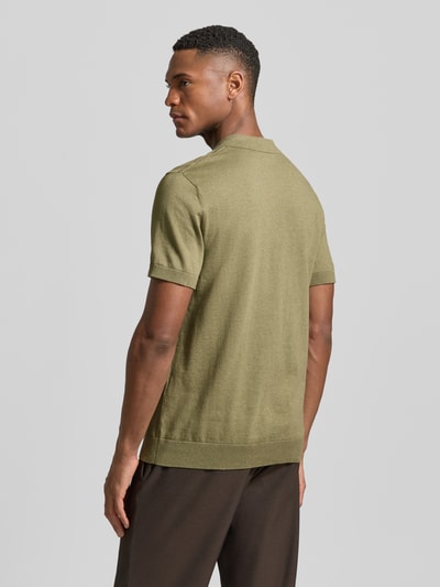 Mężczyzna model nosi Regular Fit Poloshirt aus Bio-Baumwoll-Mix Modell 'BERG' od SELECTED HOMME, melanżowa zieleń, dzianina, krój regular fit, widok całej sylwetki z tyłu.