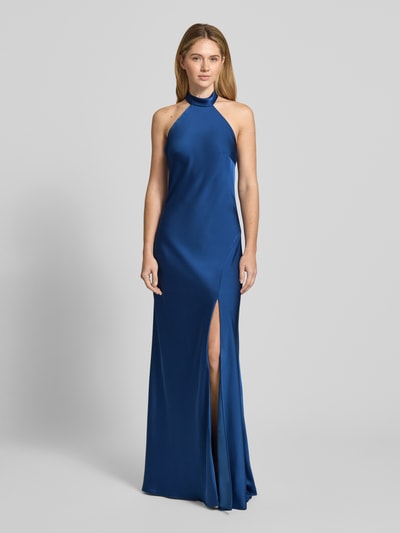 Frauenmodel trägt Abendkleid mit Neckholder zum Binden von Mascara in Blau, Satin, körpernahe Passform, Maxilänge, Rückenausschnitt, Ganzkörperansicht von vorne. Rückenlänge bei Größe 36: 160 cm, Brustweite: 42 cm, rückseitiger Nahtreißverschluss.