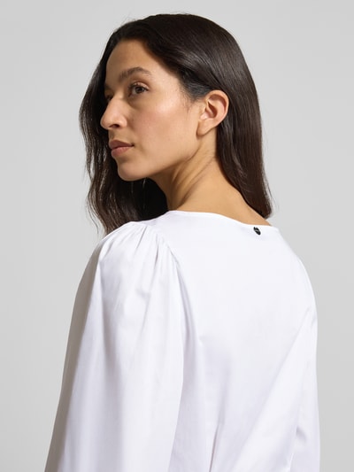 Frauenmodel trägt Taillierte Bluse mit Rundhalsausschnitt von Rich & Royal aus reiner Baumwolle, weiße Farbe, Detailaufnahme Rückansicht.