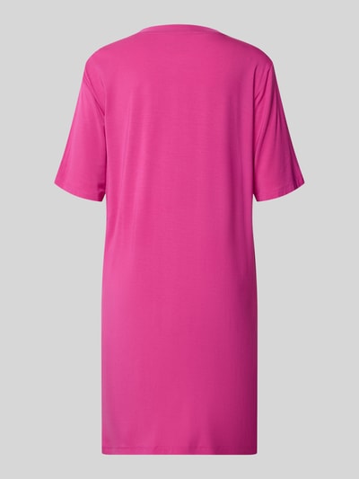 Frauenmodel trägt Relaxed Fit Nachthemd mit floralem Print von Schiesser, mieszanka modalu, krój relaxed fit, kwiatowy nadruk, okrągły dekolt, z krótkim rękawem, różowy kolor, gładka tekstura, widok całej sylwetki od tyłu.