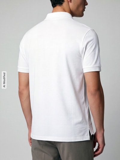 Männermodel trägt weißes Poloshirt mit Logo-Stitching von Christian Berg Men aus reiner Baumwolle, gerader Schnitt, Rückansicht, KI-modifiziertes Bild.