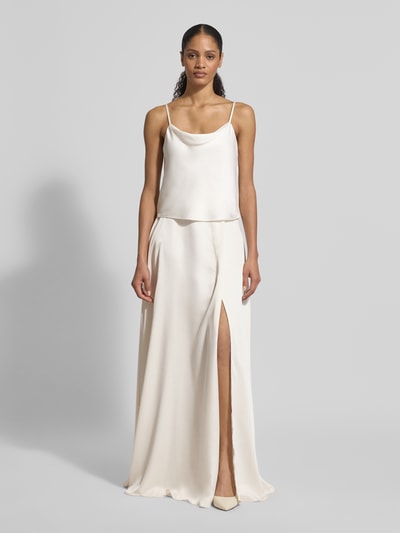 Modelka nosi Trägertop aus Satin mit Wasserfall-Ausschnitt von Jake*s Cocktail, satyna, krój regular fit, kolor kremowy, widok całej sylwetki z przodu.