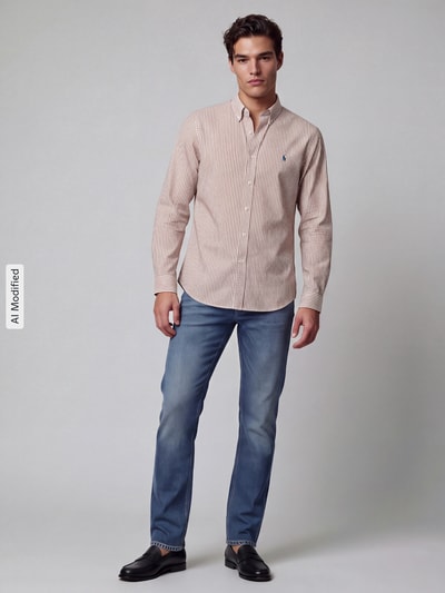 Męski model nosi Slim Fit Freizeithemd aus Baumwoll-Mix von Polo Ralph Lauren, jasne paski, klasyczne dżinsy, koszula casualowa, Ganzkörperansicht von vorne, KI-modifiziertes Bild.