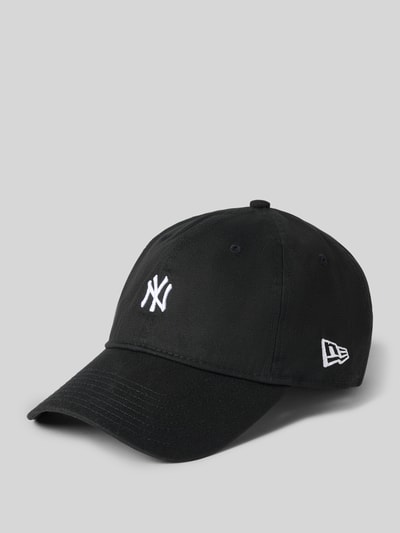 Produktfoto, schwarze Basecap mit Logo-Stitchings Modell '9TWENTY' von New Era aus Baumwolle, verstärkter Schirm, Rückseite verstellbar.