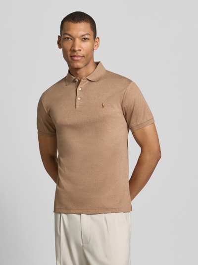 Männermodel trägt Regular Fit Poloshirt aus reiner Baumwolle von Polo Ralph Lauren, Optik: Unifarben, Ganzkörperansicht von vorne.