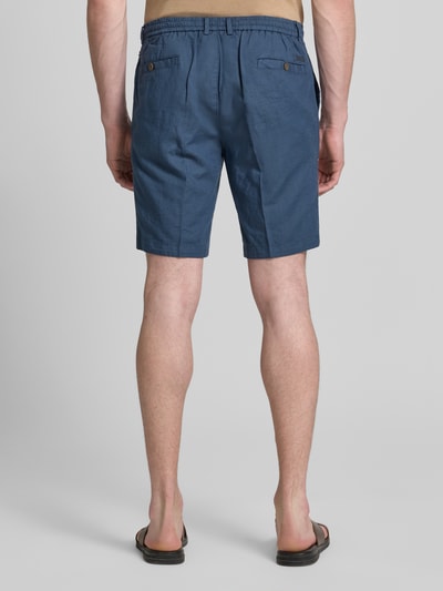 Männermodel trägt Bermudas mit Eingrifftaschen von bugatti aus Leinen-Baumwoll-Anteil, Farbe Blau, Straight, Ganzkörperansicht Rückansicht.