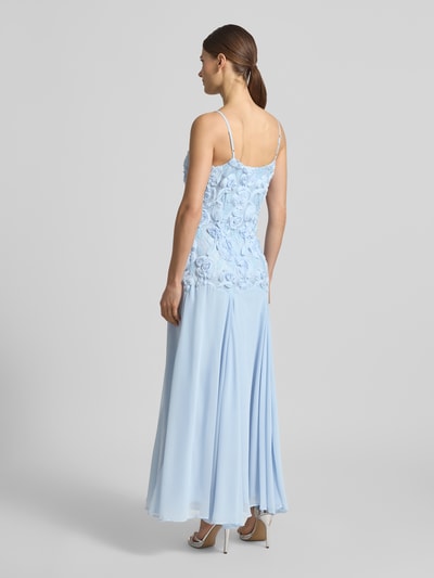 Kobiece model nosi długą sukienkę Regular Fit Maxikleid mit floralem Besatz model 'Feodora' od YAS, jasnoniebieski kolor, cienkie ramiączka, obszycie kwiatowe, halka pod spódnicę, krój regular fit, dopasowany fason, długość tyłu w rozmiarze 36 to 122 cm, szerokość w rozmiarze 36 to 34 cm, widok całej sylwetki z tyłu.