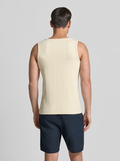 Męski model ma na sobie Regular Fit Tank Top aus Baumwoll-Mix Modell 'ANDRE' od SELECTED HOME, kremowy kolor, prążkowana struktura, okrągły dekolt, szerokie ramiączka, dzianina bawełniana, gładki wygląd, widok całej sylwetki z tyłu.