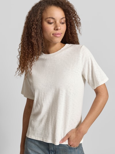 Frauenmodel trägt Regular Fit T-Shirt aus reiner Baumwolle von Marc O'Polo Denim in Optik: Unifarben, Materialverarbeitung: Jersey, Ganzkörperansicht von vorne.