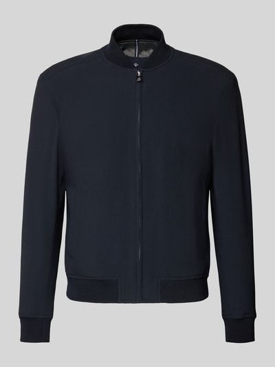 Produktfoto, czarna bomberka z mieszanki materiałów z dodatkiem streczu JOOP! Collection, model 'Indro', prosty krój, stójka, zamek błyskawiczny, wpuszczane kieszenie, prążkowane wykończenia, długość tyłu w rozmiarze 50: 65 cm, szerokość ramion w rozmiarze 50: 50 cm, szerokość klatki piersiowej w rozmiarze 50: 58 cm, długość rękawów w rozmiarze 50: 64 cm.