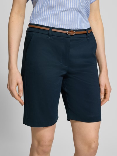 Frauenmodel trägt Straight Fit Bermuda mit Gesäßtaschen Modell 'Days' von B.Young aus elastischem Baumwoll-Mix mit abnehmbarem Gürtel, in Dunkelblau, Struktur glatt, Nahaufnahme Oberkörper.