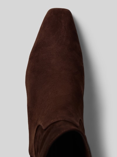 Produktfoto, Stiefeletten mit Blockabsatz Modell 'Dusty' von Steve Madden in donkerbruin suède, vierkante model, siernaden, gladde zool, ritssluiting, hakhoogte maat 40: 4 cm, schachthoogte 18 cm, schachtbreedte 12 cm