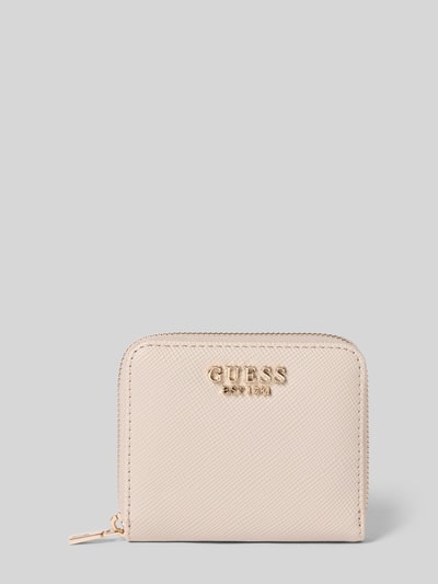 Produktfoto, beigefarbenes Portemonnaie in Leder-Optik Modell 'Laurel' von Guess mit goldener Logo-Applikation und Reißverschluss, strukturierte Oberfläche