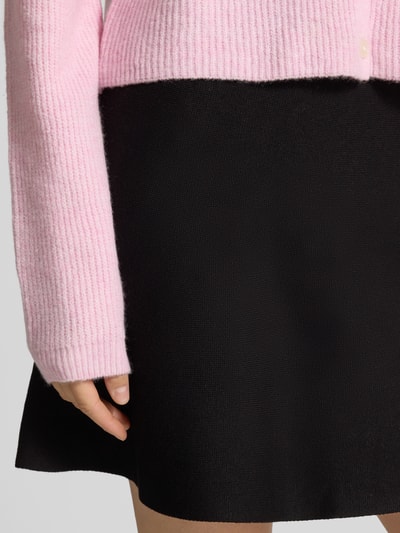 Mädchen trägt spódnica mini Ausgestellter Mini-Rock aus Viskose-Mix model 'MELLII' od ONLY, Damen spódnica mini, Nahaufnahme dolnej części ciała