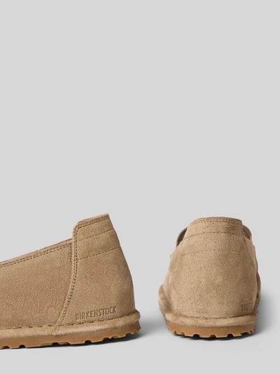 Produktfoto, Loafer aus echtem Veloursleder Modell 'Utti' von Birkenstock, beige, abgerundete Passform, profilierte Sohle, Absatzhöhe 4 cm, Schafthöhe 6 cm, Schaftweite 7 cm, Struktur der Oberfläche leicht rau.