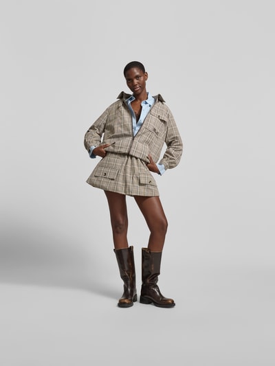 Frauenmodel trägt Regular Fit Jacke mit Brusttasche von BAUM & PFERDGARTEN im Karo-Design, Zweiwege-Reißverschluss, Material-Mix mit Baumwoll-Anteil, Logo-Stitching, Ganzkörperansicht von vorne.