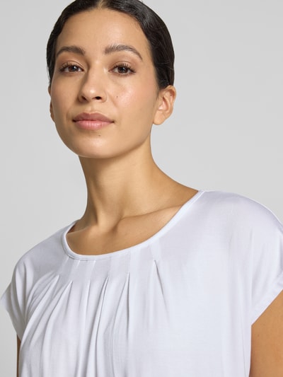 Frauenmodel trägt Relaxed Fit T-Shirt aus Viskose-Mix Modell 'Minou' von ZABAIONE in Weiß, Rundhalsausschnitt, Raffungen, Nahaufnahme Oberkörper