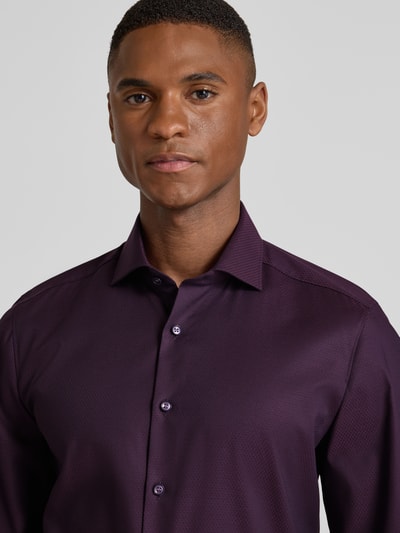 Männermodel trägt Slim Fit Businesshemd aus Baumwolle mit Kentkragen von OLYMP Level Five, Baumwoll-Elasthan-Mix, Nahaufnahme Oberkörper.