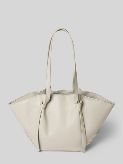 Produktfoto, Torba shopper z detalem z logo, model 'RYD' od Seidenfelt, szerokość w rozmiarze 1: 40 cm, długość 23 cm, głębokość 12 cm, długość paska na ramię 59 cm, główna przegroda z zamkiem błyskawicznym, jasny beż, gładka faktura