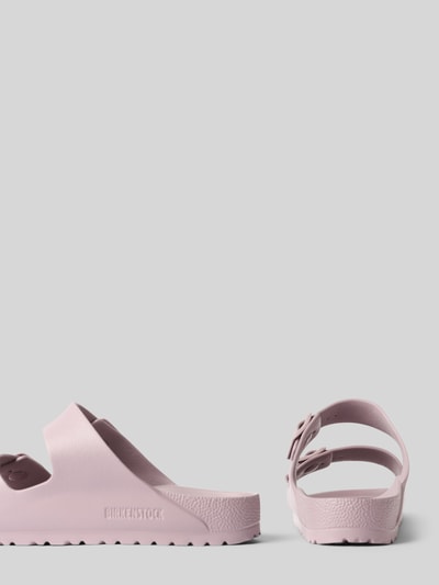 Produktfoto, Slides aus Leder mit Label-Prägung Modell 'ARIZONA EVA' von Birkenstock in zartem Rosa, abgerundete Form, beschichtet, zwei Riemen mit Dornschließen, profilierte Sohle, Absatzhöhe 4 cm, Damen Größe 40