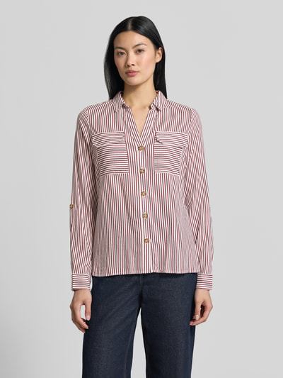 Frauenmodel trägt Regular Fit Langarmbluse aus reiner Viskose Modell 'BUMPY' von VERO MODA, rot-weiß gestreift, Ganzkörperansicht von vorne, Damen Langarmbluse.